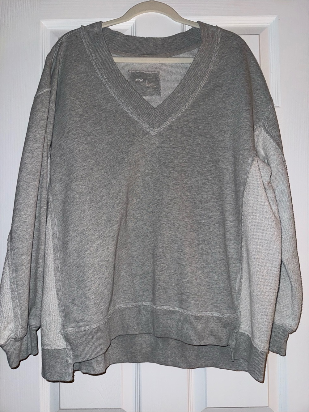 Aerie Women's V-Neck Gray Pullover Sweater